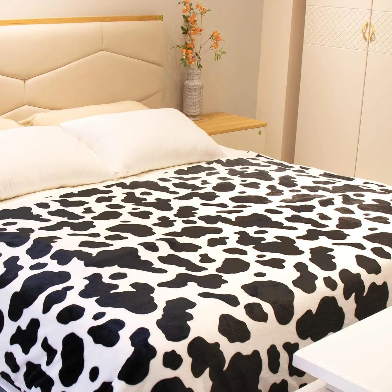 1pc Soft and Cozy Cow Printed Flannel Blanket - Perfect Gift for Family and Friends